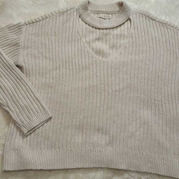 Cute Cream Colored Vneck Opening Sweater - Picture 3 of 7